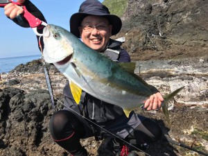 K下氏とヒラマサ65cm。撃投ジグストライク80gエッジスモークシルバー使用